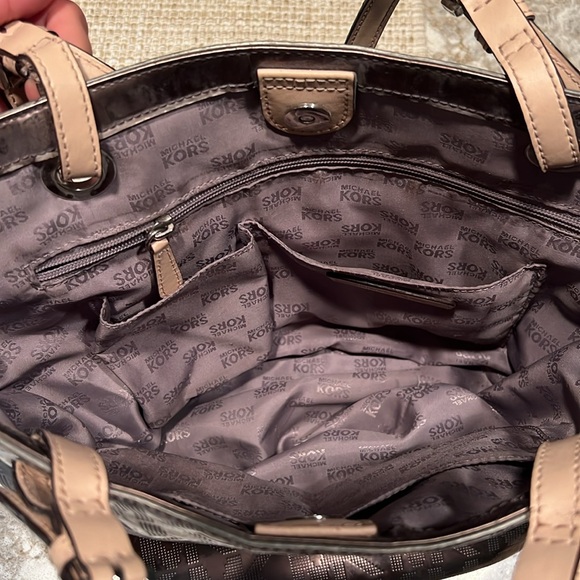 Micheal Kors silver shoulder bag - Picture 3 of 8